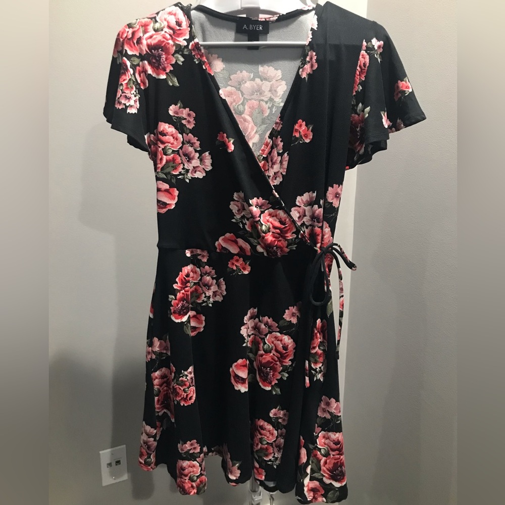 A. Byer lovely floral print dress, tie waist, flutter sleeves, size L.